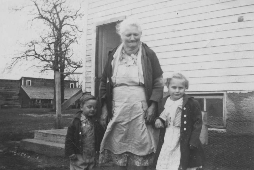Portraits - Group, history of Iowa, Iowa History, IA, Families, Myli, Diane, Iowa, Children, grandma