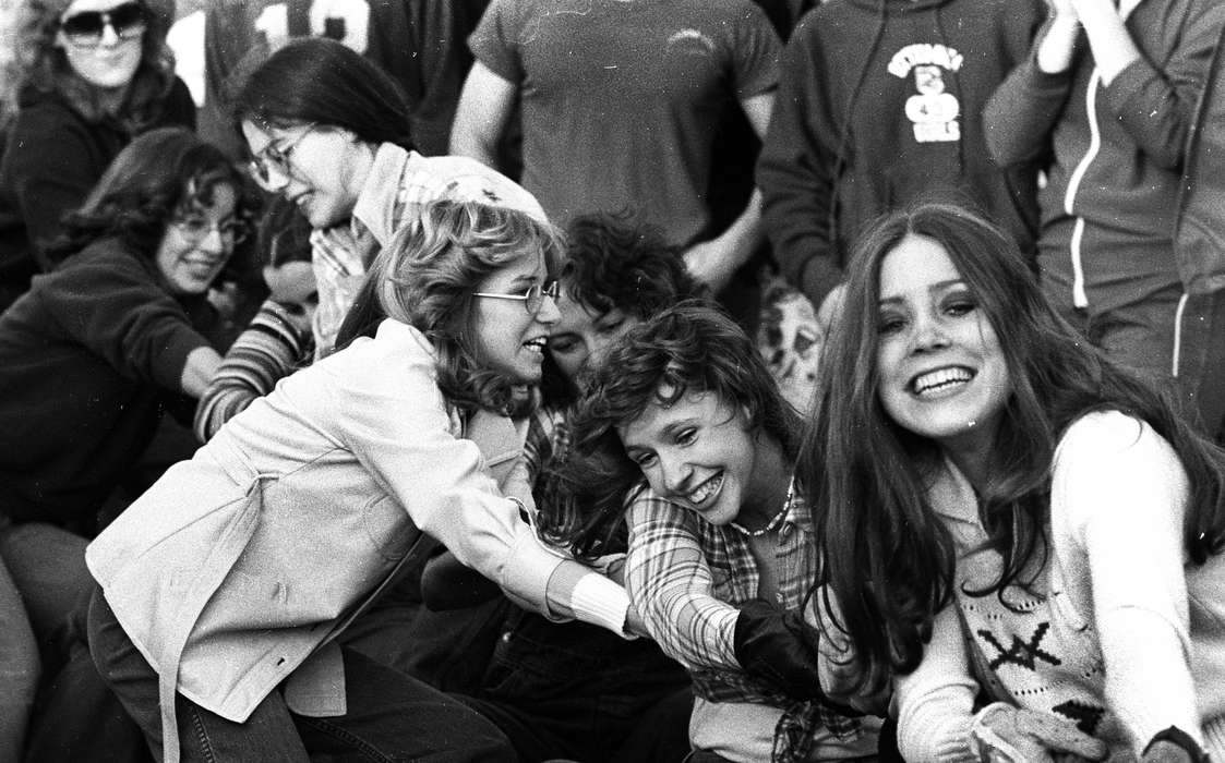 tug of war, history of Iowa, Iowa History, Ottumwa, IA, Entertainment, competition, smile, glasses, coat, sunglasses, Iowa, Lemberger, LeAnn, Children