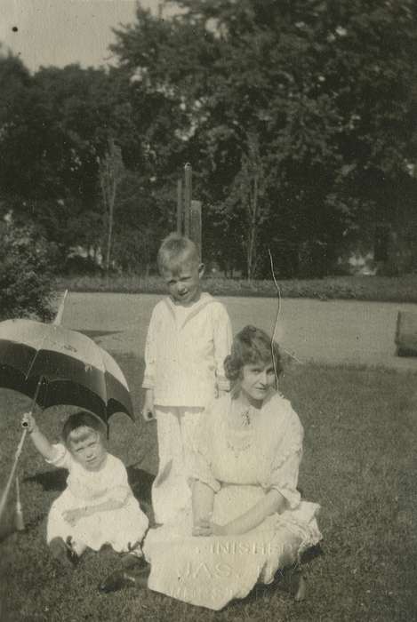 Portraits - Group, history of Iowa, Iowa History, Families, Webster City, IA, siblings, umbrella, Iowa, McMurray, Doug, Children