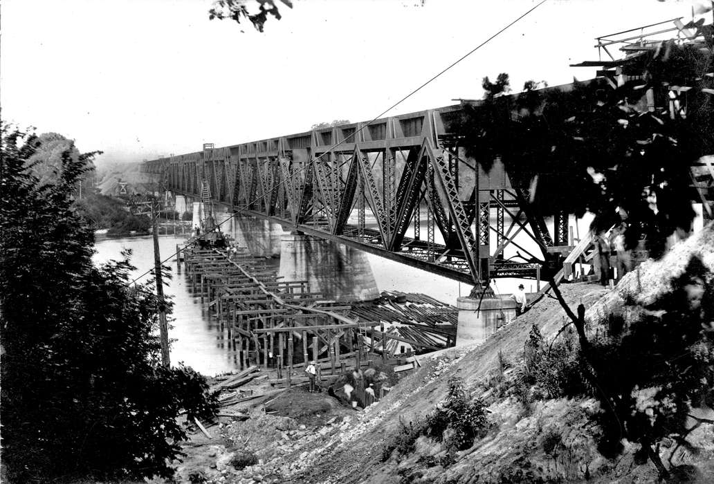 bridge, Iowa History, Ottumwa, IA, history of Iowa, Lakes, Rivers, and Streams, river, Iowa, Lemberger, LeAnn, construction, Labor and Occupations