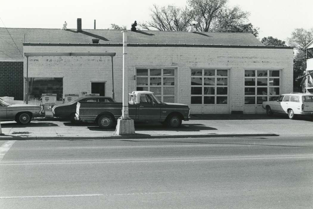 automobile service, Waverly Public Library, history of Iowa, cars, Iowa History, Motorized Vehicles, Businesses and Factories, service station, Iowa, gas pump