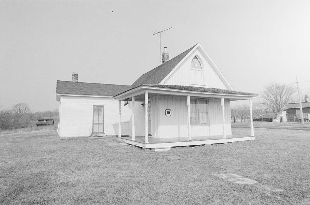 landmark, history of Iowa, Iowa History, porch, Eldon, IA, tv antenna, Iowa, Lemberger, LeAnn, american gothic, Homes, chimney, Farms