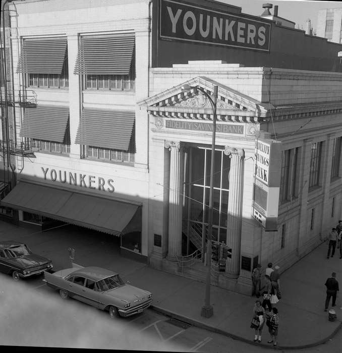 Main Streets & Town Squares, history of Iowa, Iowa History, Ottumwa, IA, Lemberger, LeAnn, Businesses and Factories, car, Iowa, younkers, Cities and Towns, department store, bank