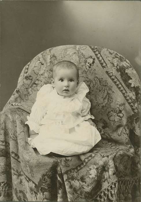 ruffles, history of Iowa, Iowa History, Reinbeck, IA, cabinet photo, Iowa, shawl, Olsson, Ann and Jons, Children, baby, Portraits - Individual