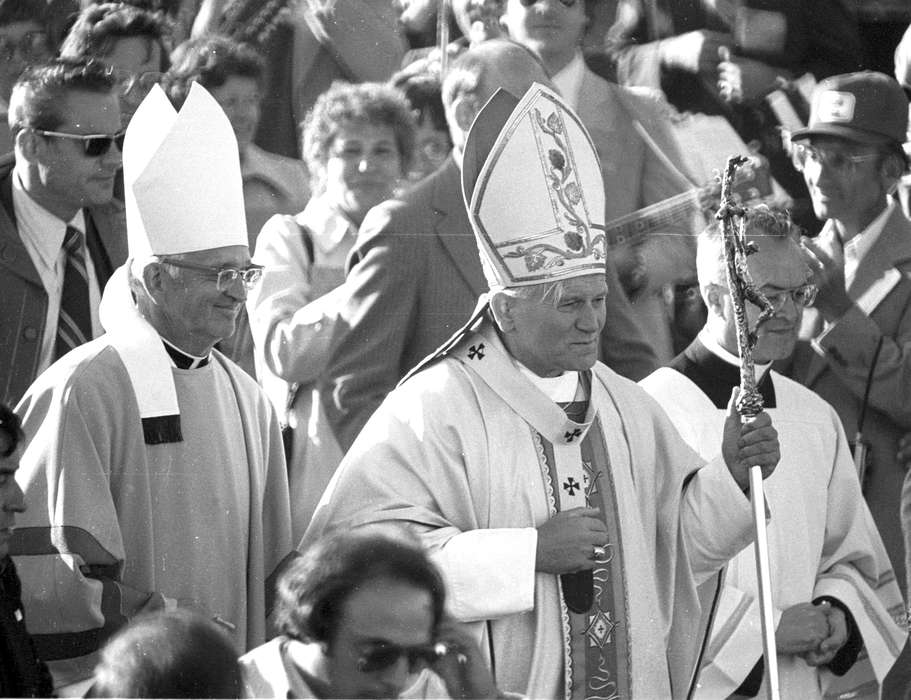 history of Iowa, Iowa History, Entertainment, pope, mitre, crowd, Iowa, Lemberger, LeAnn, Religion, Des Moines, IA