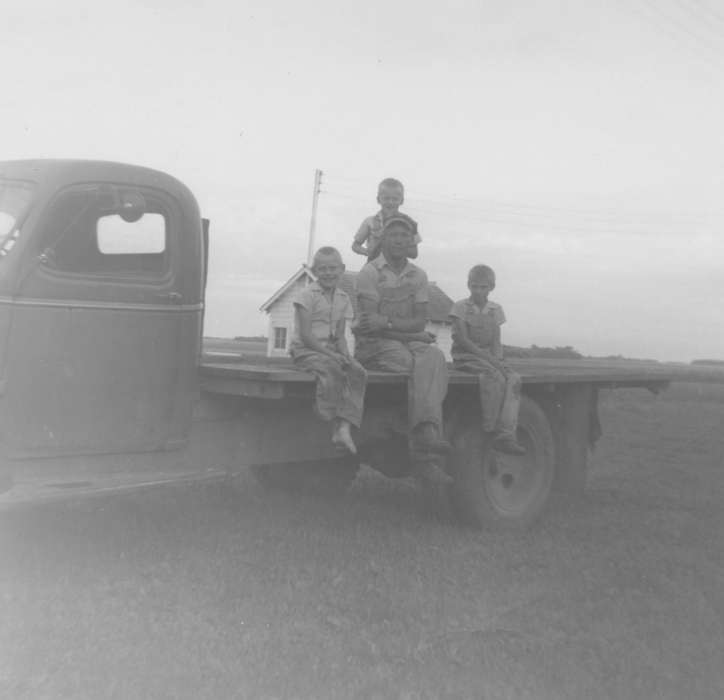 truck, history of Iowa, Motorized Vehicles, Iowa, Cedar Falls, IA, Families, Morris, Lola, Iowa History, Portraits - Group