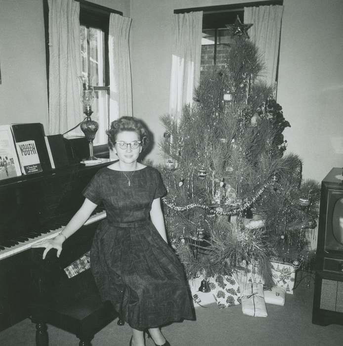 Iowa History, Holidays, Centerville, IA, Iowa, christmas tree, christmas, piano, history of Iowa, Homes, living room, Religion, Kozak (Apgar ), Carol