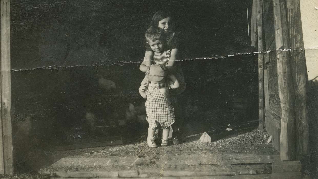 Portraits - Group, Iowa History, Iowa, Families, siblings, Fredericks, Robert, chickens, Children, history of Iowa, Sherrills Mound, IA