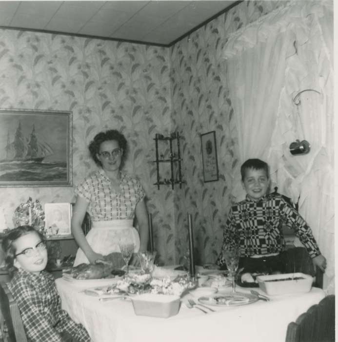 Portraits - Group, table, history of Iowa, Iowa History, Families, Mason City, IA, Holidays, Iowa, Homes, Yezek, Jody, Food and Meals, Children, thanksgiving