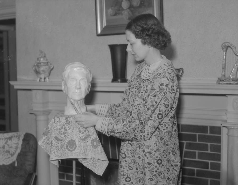 collared dresses, mantle, Ottumwa, IA, artist, Homes, Lemberger, LeAnn, history of Iowa, sculpture, bust, fireplace, Iowa, Iowa History, Leisure