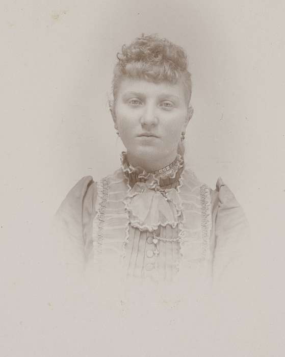 ruffles, history of Iowa, Iowa History, woman, Waverly, IA, jabot, lace collar, cabinet photo, Iowa, Olsson, Ann and Jons, Portraits - Individual