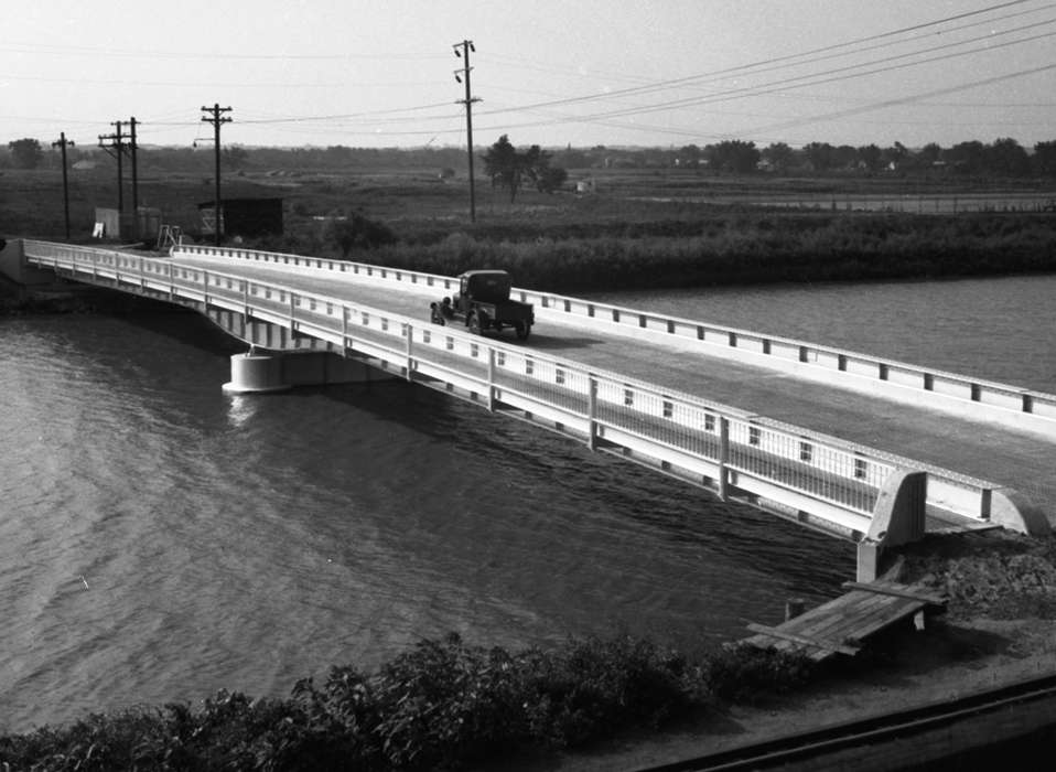 bridge, car, Cities and Towns, Iowa History, Lakes, Rivers, and Streams, Motorized Vehicles, Iowa, Lemberger, LeAnn, Ottumwa, IA, river, history of Iowa