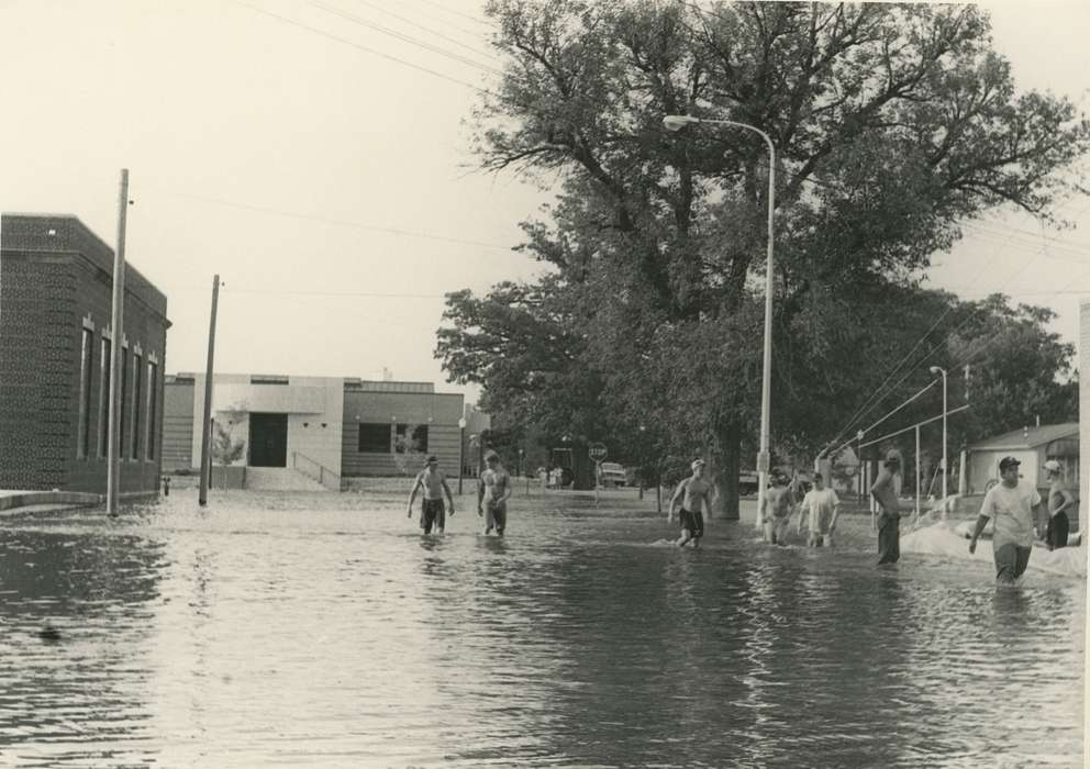 Portraits - Group, streetlights, Floods, history of Iowa, Iowa History, Motorized Vehicles, trees, Waverly, IA, Iowa, Cities and Towns, sandbag, Waverly Public Library