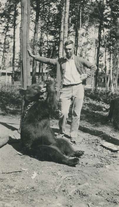 Travel, bear, history of Iowa, Iowa History, Animals, chain, Iowa, McMurray, Doug, MN, Portraits - Individual