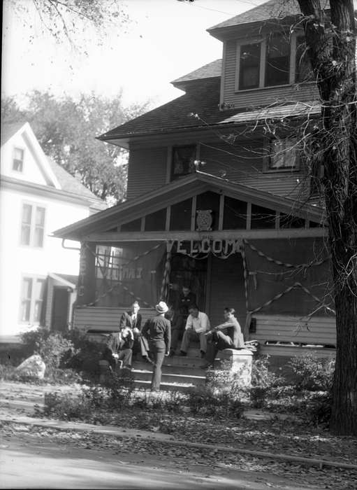 Portraits - Group, Iowa History, Iowa, homecoming, university of northern iowa, iowa state teachers college, uni, house, UNI Special Collections & University Archives, Homes, streamers, Cedar Falls, IA, history of Iowa