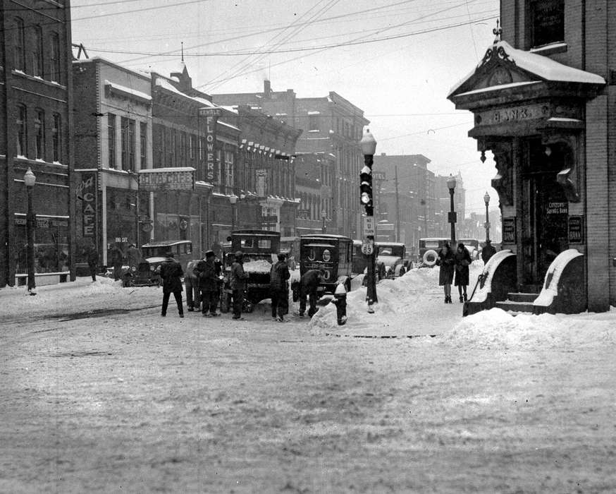 Iowa, snow, car, Lemberger, LeAnn, Cities and Towns, Ottumwa, IA, Winter, history of Iowa, Motorized Vehicles, Main Streets & Town Squares, Iowa History