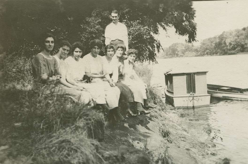 Portraits - Group, water, IA, Iowa, river bank, Leisure, boat, river, LeQuatte, Sue, Lakes, Rivers, and Streams, history of Iowa, Iowa History