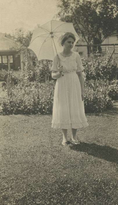 Cook, Mavis, Portraits - Individual, parasol, Iowa History, Iowa, history of Iowa, Charles City, IA
