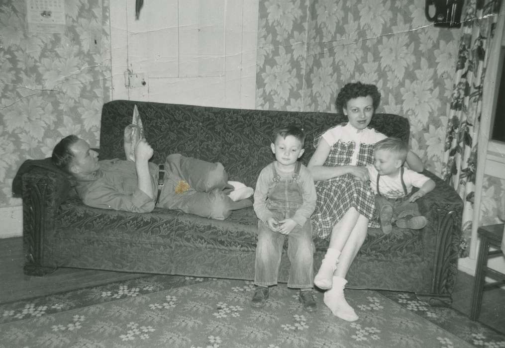 wallpaper, Iowa History, newspaper, Children, Iowa, history of Iowa, living room, Deitrick, Allene, Homes, Families, USA, couch