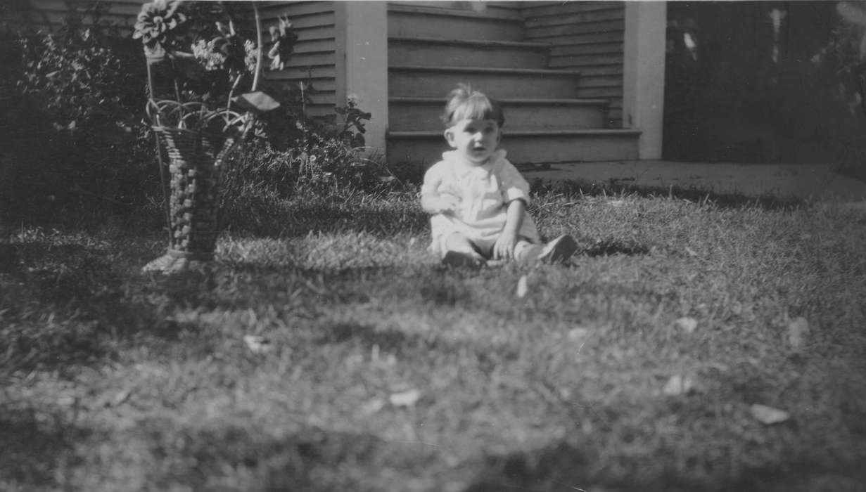 baby, Doering, Alan, grass, Hubbard, IA, infant, flowers, Iowa, Children, Homes, yard, Farms, girl, history of Iowa, Iowa History