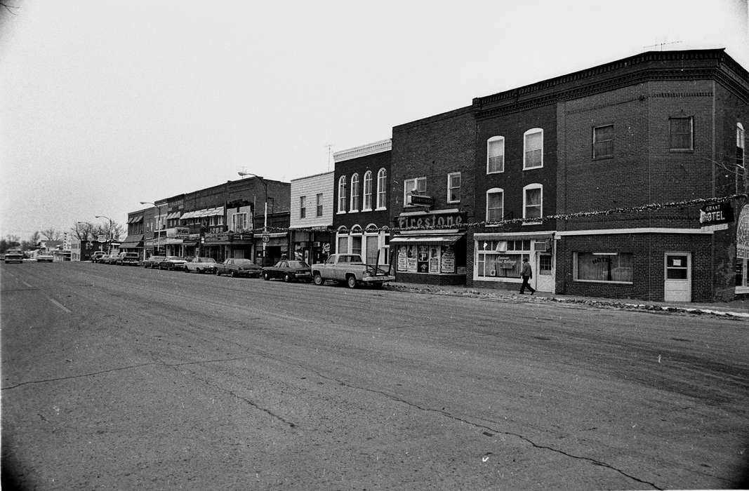 Main Streets & Town Squares, christmas decorations, Bloomfield, IA, Iowa History, history of Iowa, Lemberger, LeAnn, Winter, Motorized Vehicles, Businesses and Factories, storefront, truck, store, car, Iowa, Cities and Towns