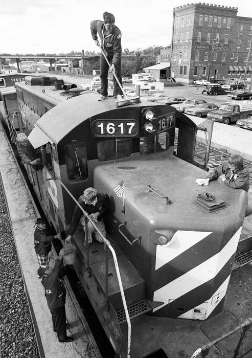 train engine, history of Iowa, Iowa History, Ottumwa, IA, Lemberger, LeAnn, Motorized Vehicles, railroad, Iowa, Cities and Towns, Labor and Occupations