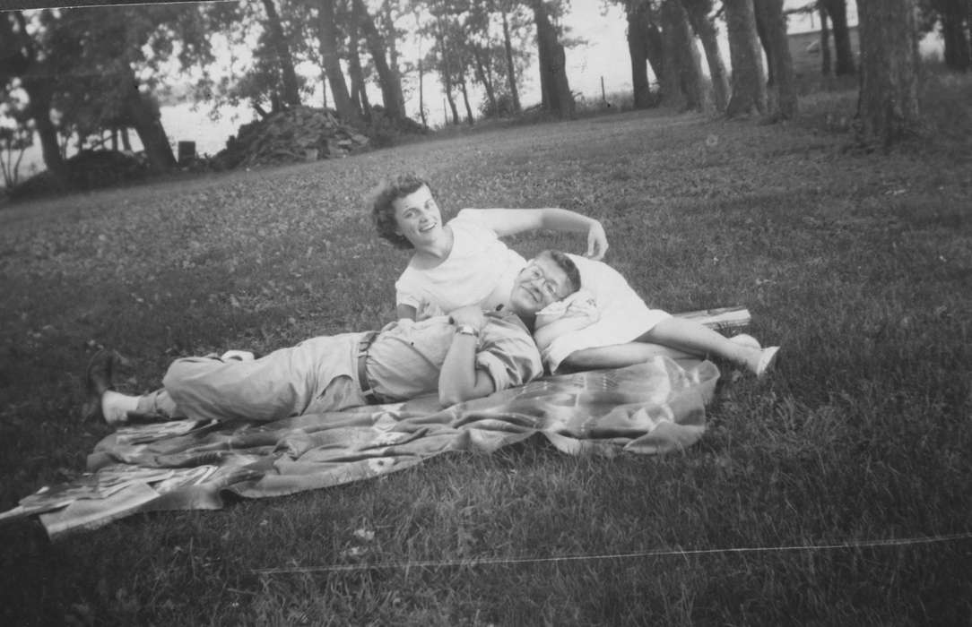 Portraits - Group, history of Iowa, Iowa History, IA, picnic, Horgen, Susan, Iowa, Leisure