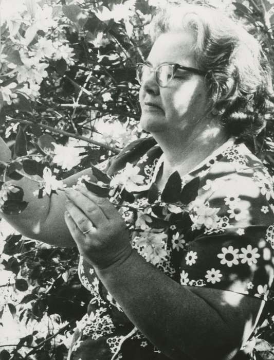 history of Iowa, flowers, IA, Iowa History, garden, Simmons, Barbara, Iowa, Leisure, Portraits - Individual