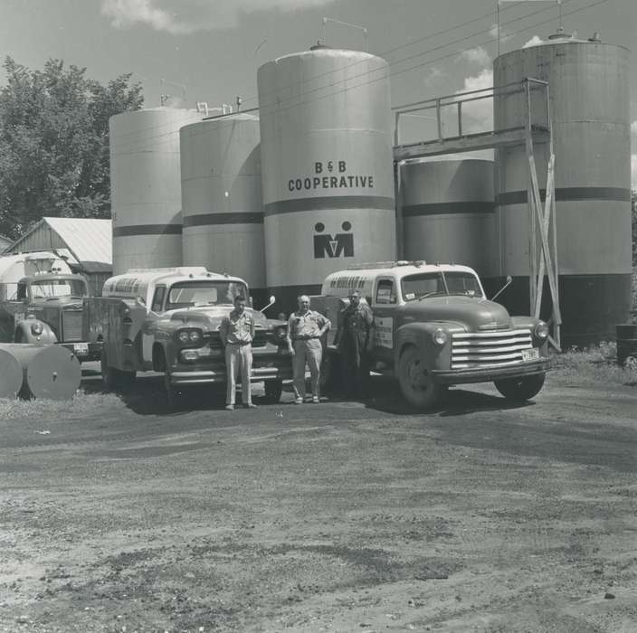Motorized Vehicles, employees, Iowa History, Waverly Public Library, workers, Iowa, history of Iowa, Businesses and Factories, correct date needed, Portraits - Group, tank, Waverly, IA, tanker truck, Labor and Occupations