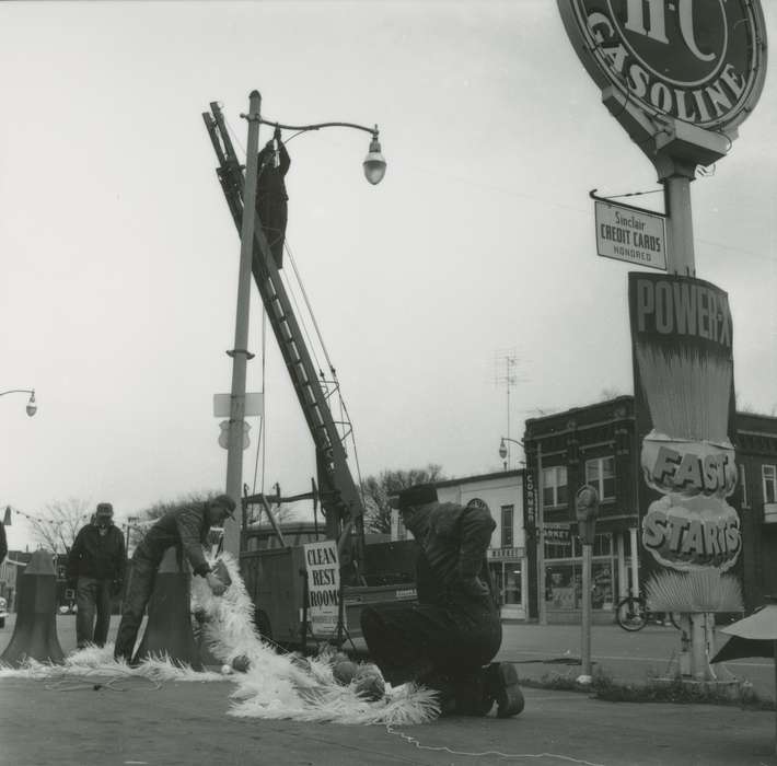 Cities and Towns, Labor and Occupations, Motorized Vehicles, street light, Winter, parking meter, Waverly Public Library, Main Streets & Town Squares, Iowa, christmas decorations, history of Iowa, Iowa History, Businesses and Factories, Waverly, IA