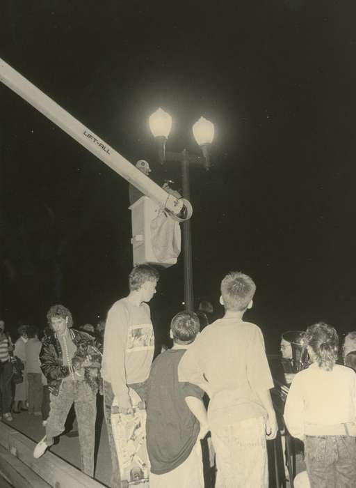 Children, celebration, history of Iowa, Entertainment, bridge, Waverly Public Library, Waverly, IA, Main Streets & Town Squares, Iowa, Leisure, festival, Iowa History, street light, Fairs and Festivals