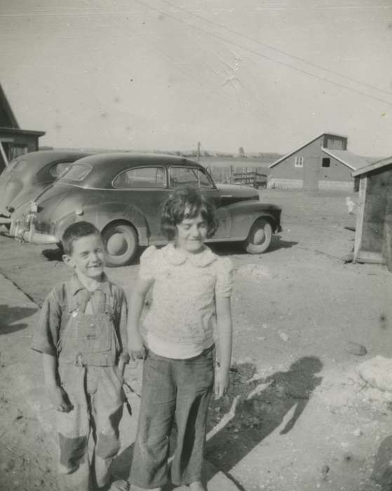 car, Smith, Monica, Iowa History, Portraits - Group, history of Iowa, Iowa, Motorized Vehicles, Dunkerton, IA, Farms