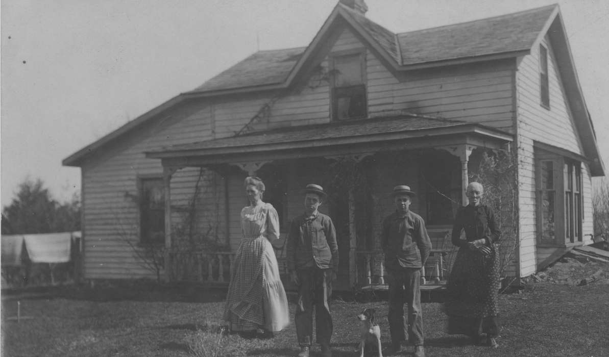 house, Doering, Alan, Iowa History, Iowa, Farms, history of Iowa, Portraits - Group, Animals, dog, Families, Prairieburg, IA