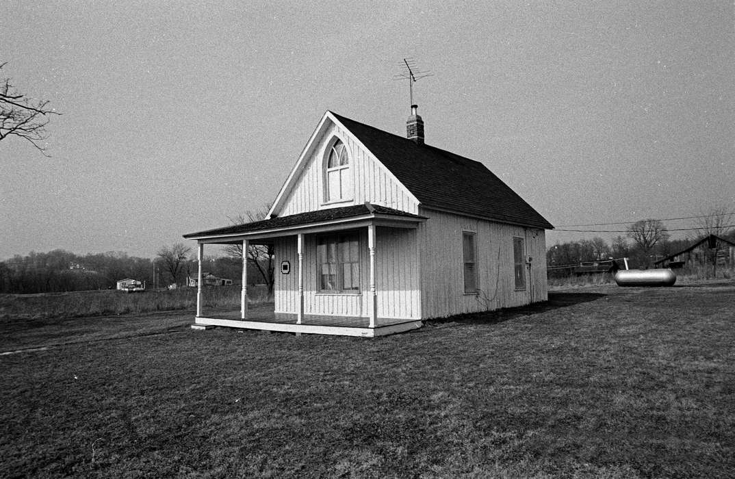 Eldon, IA, Iowa History, Iowa, lawn, tv antenna, Lemberger, LeAnn, Entertainment, house, porch, Homes, american gothic, history of Iowa