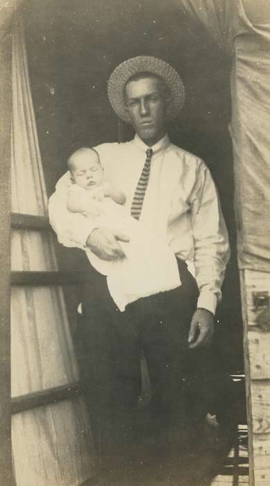 Families, Portraits - Group, USA, Iowa, history of Iowa, Spilman, Jessie Cudworth, man, necktie, Iowa History, hat, Children, baby