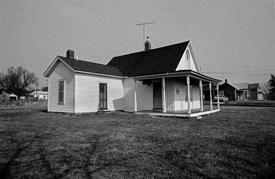 Homes, american gothic, Iowa History, history of Iowa, lawn, Eldon, IA, tv antenna, Iowa, Lemberger, LeAnn, chimney, Farms, house, porch