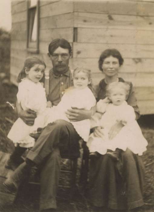 mother, father, Iowa History, Children, Iowa, history of Iowa, Portraits - Group, sister, Families, IA, Simmons, Barbara