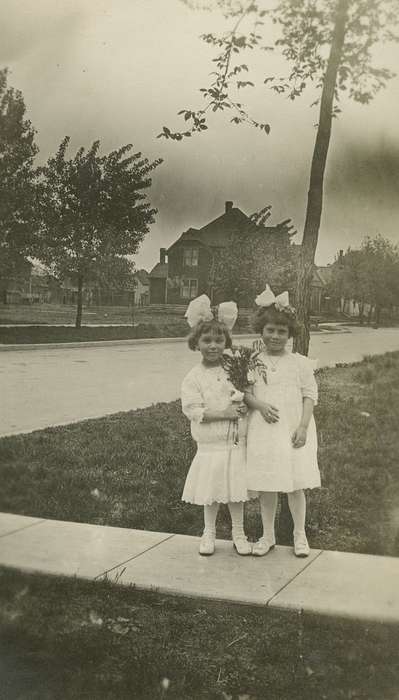 Portraits - Group, history of Iowa, flowers, IA, Iowa History, bow, Holidays, hair bow, Iowa, LeQuatte, Sue, Cities and Towns, Children