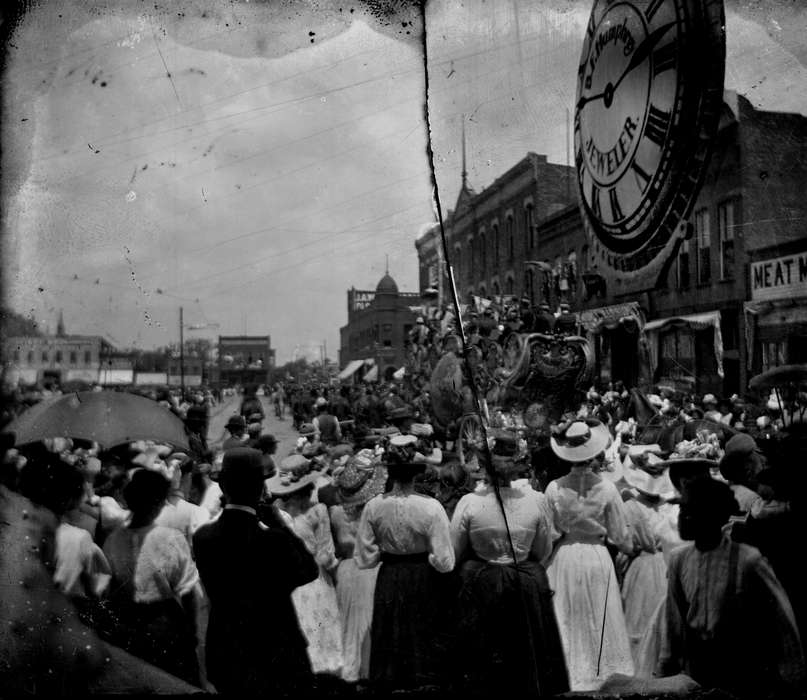 Iowa, parade, clock, crowd, Centerville, IA, Lemberger, LeAnn, Cities and Towns, history of Iowa, Main Streets & Town Squares, Iowa History, circus