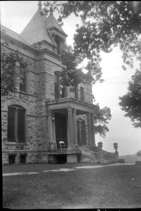 stone building, history of Iowa, Iowa History, Stone City, IA, column, chair, Iowa, Lemberger, LeAnn, porch, Homes, urn, stone city art colony