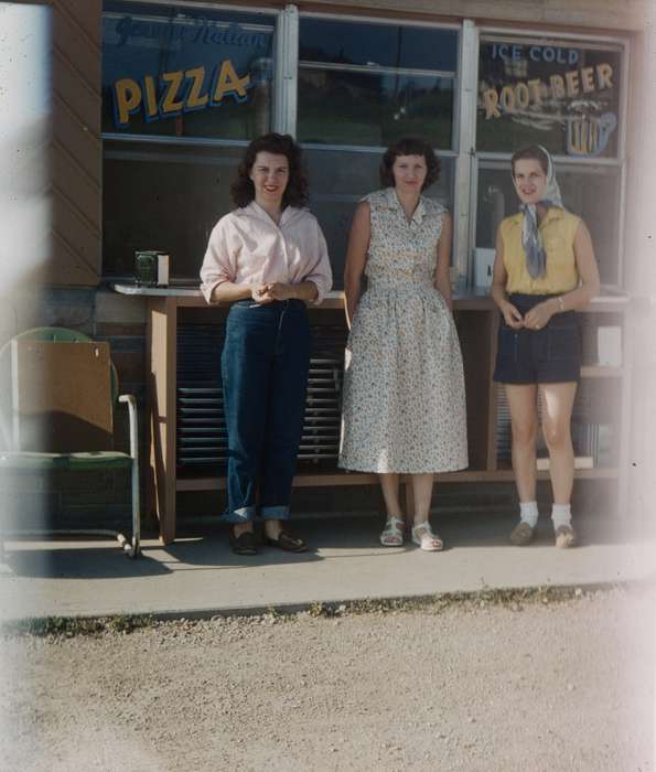 history of Iowa, Campopiano Von Klimo, Melinda, pizza, Iowa, dress, Businesses and Factories, Des Moines, IA, root beer, Iowa History, Portraits - Group