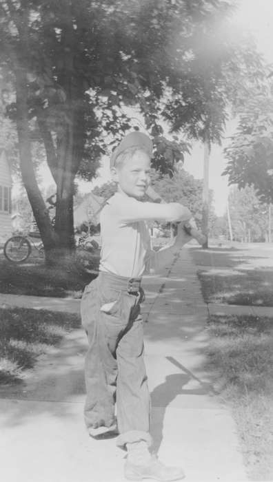 Outdoor Recreation, Iowa, Potter, Ann, Children, sidewalk, Portraits - Individual, bat, Fort Dodge, IA, Cities and Towns, history of Iowa, baseball, Iowa History