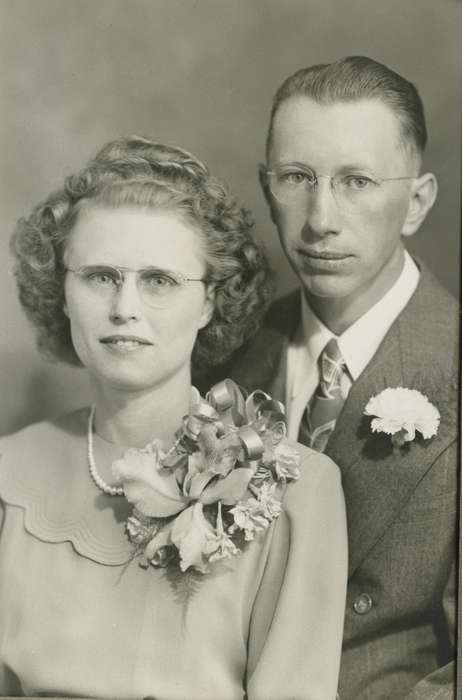 Portraits - Group, Stout, IA, history of Iowa, Iowa History, boutonniere, Eilderts, Carol, corsage, Iowa, Weddings