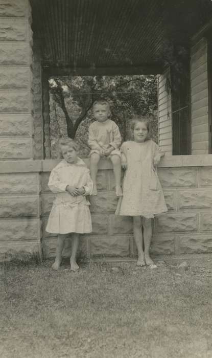 Portraits - Group, history of Iowa, Iowa History, Mortenson, Jill, Macey, IA, Iowa, porch, Farms, Children