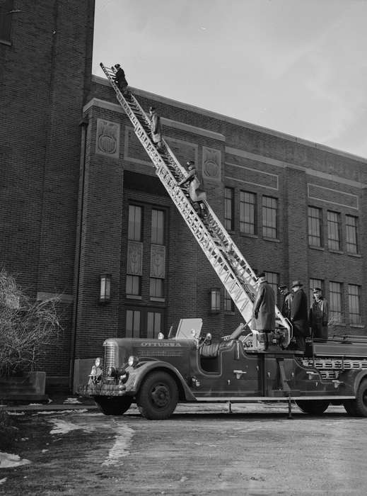 fire engine, Ottumwa, IA, history of Iowa, Lemberger, LeAnn, Main Streets & Town Squares, Iowa, Cities and Towns, coliseum, Businesses and Factories, firefighter, ladder, Iowa History