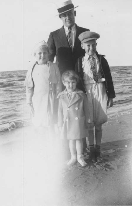 Portraits - Group, Burlington, IA, history of Iowa, Iowa History, Lakes, Rivers, and Streams, Busse, Victor, beach, Iowa