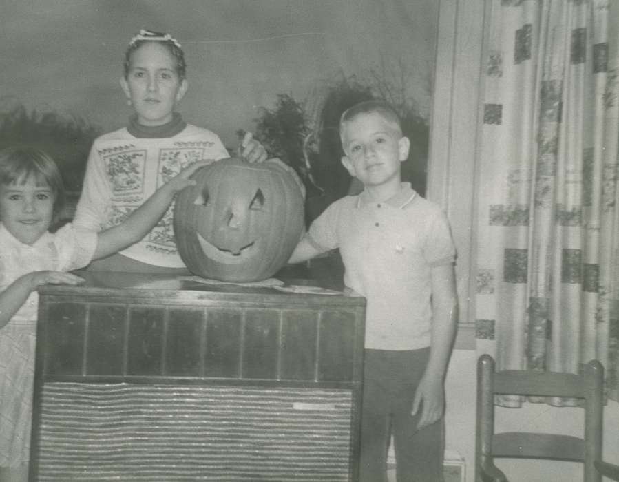 Portraits - Group, Iowa, Waterloo, IA, kids, pumpkin, Children, jack-o-lantern, halloween, history of Iowa, Holidays, Iowa History, Jeys, Marlene