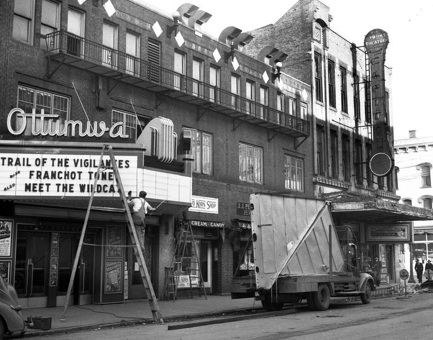 Iowa, theatre, Leisure, downtown, Entertainment, Lemberger, LeAnn, sign, Cities and Towns, Ottumwa, IA, history of Iowa, movie theater, Main Streets & Town Squares, Iowa History