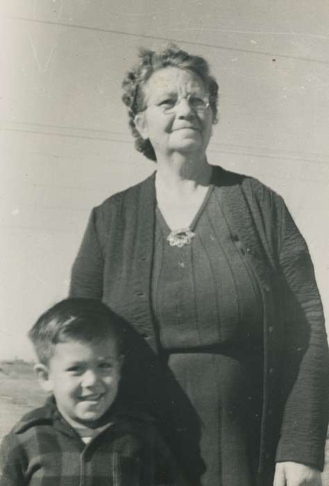 boy, grandma, Iowa History, Children, Iowa, old woman, history of Iowa, Portraits - Group, grandmother, USA, Spilman, Jessie Cudworth, Families