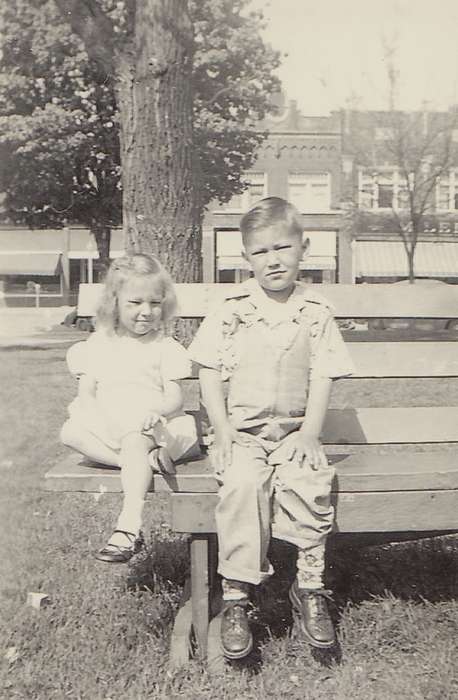 Portraits - Group, Main Streets & Town Squares, Albia, IA, history of Iowa, Iowa History, Bettis, Julie, Families, Iowa, Cities and Towns, Children, bench